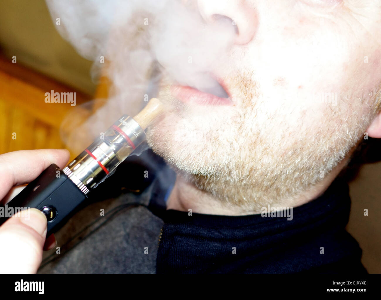 Cigarettes électroniques de l'appareil de vaping, vépe isolée sur fond  blanc. Vaporisateur électronique de nicotine. Moderne Photo Stock