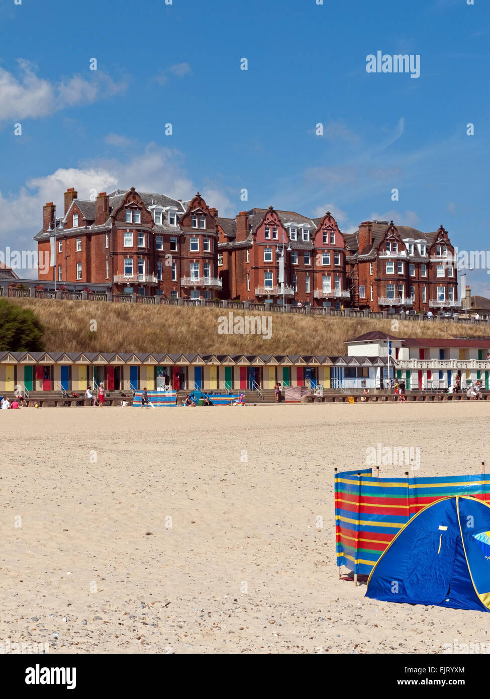 Une ligne colorée des cabanes de plage ornent le front de mer à South Beach et Lowerstoft dans le Suffolk, Angleterre Banque D'Images