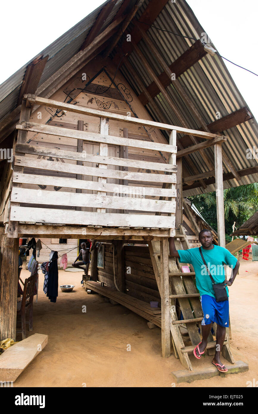 Cabane traditionnelle dans village marron sur la partie supérieure de la rivière Suriname Suriname, Aurora, nouveau Banque D'Images