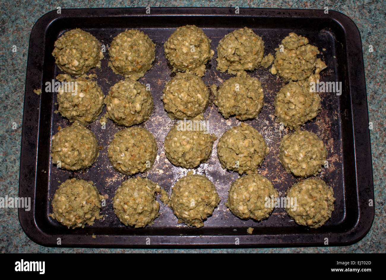 Farce originale balles faites à l'aide d'une cuillère à glace pour obtenir la forme parfaite sur une plaque à pâtisserie prêts à être cuisinés. Banque D'Images