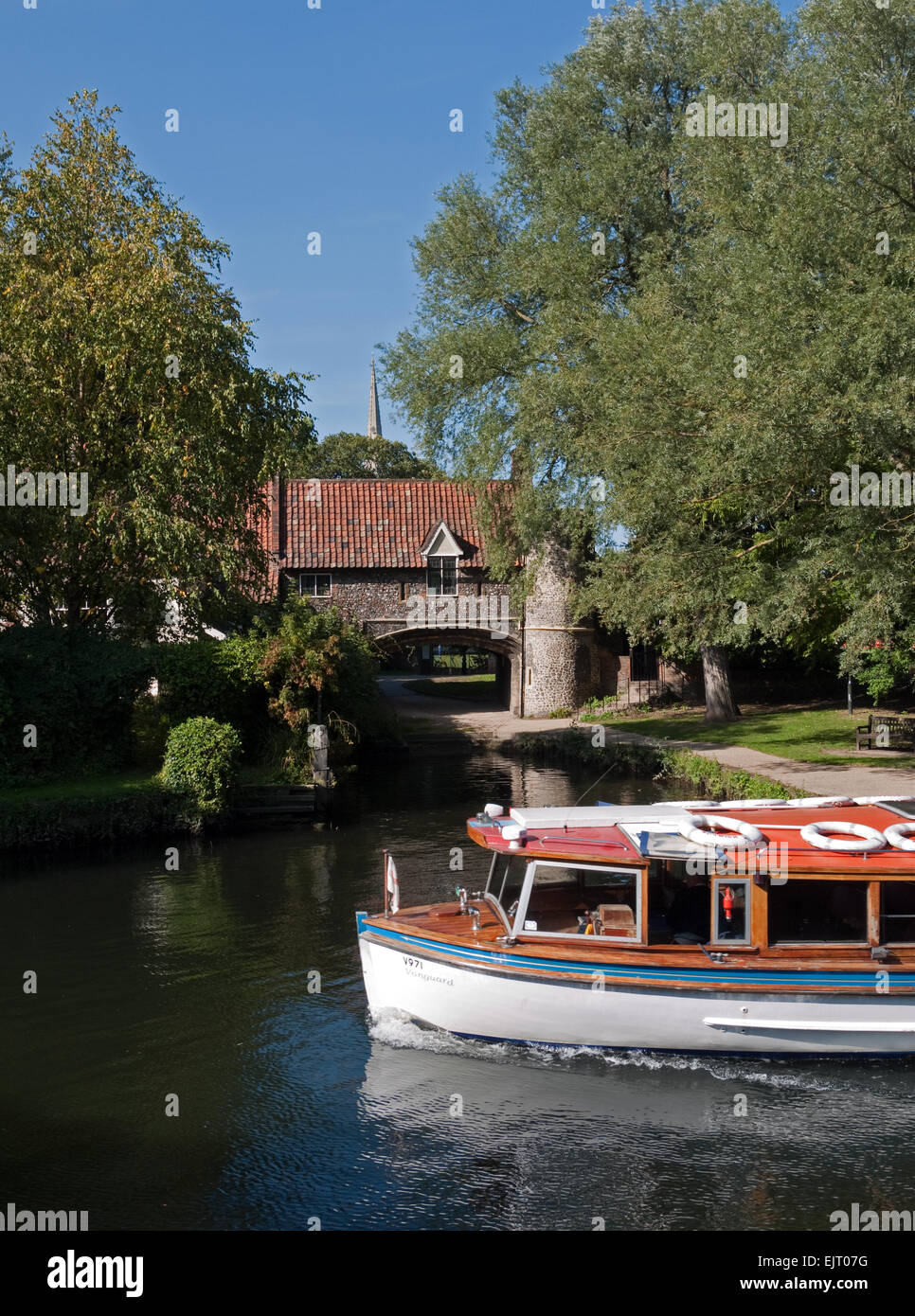 Excursion en bateau passant tire sur la rivière Ferry en Wensum Norwich, Norfolk, Angleterre Banque D'Images