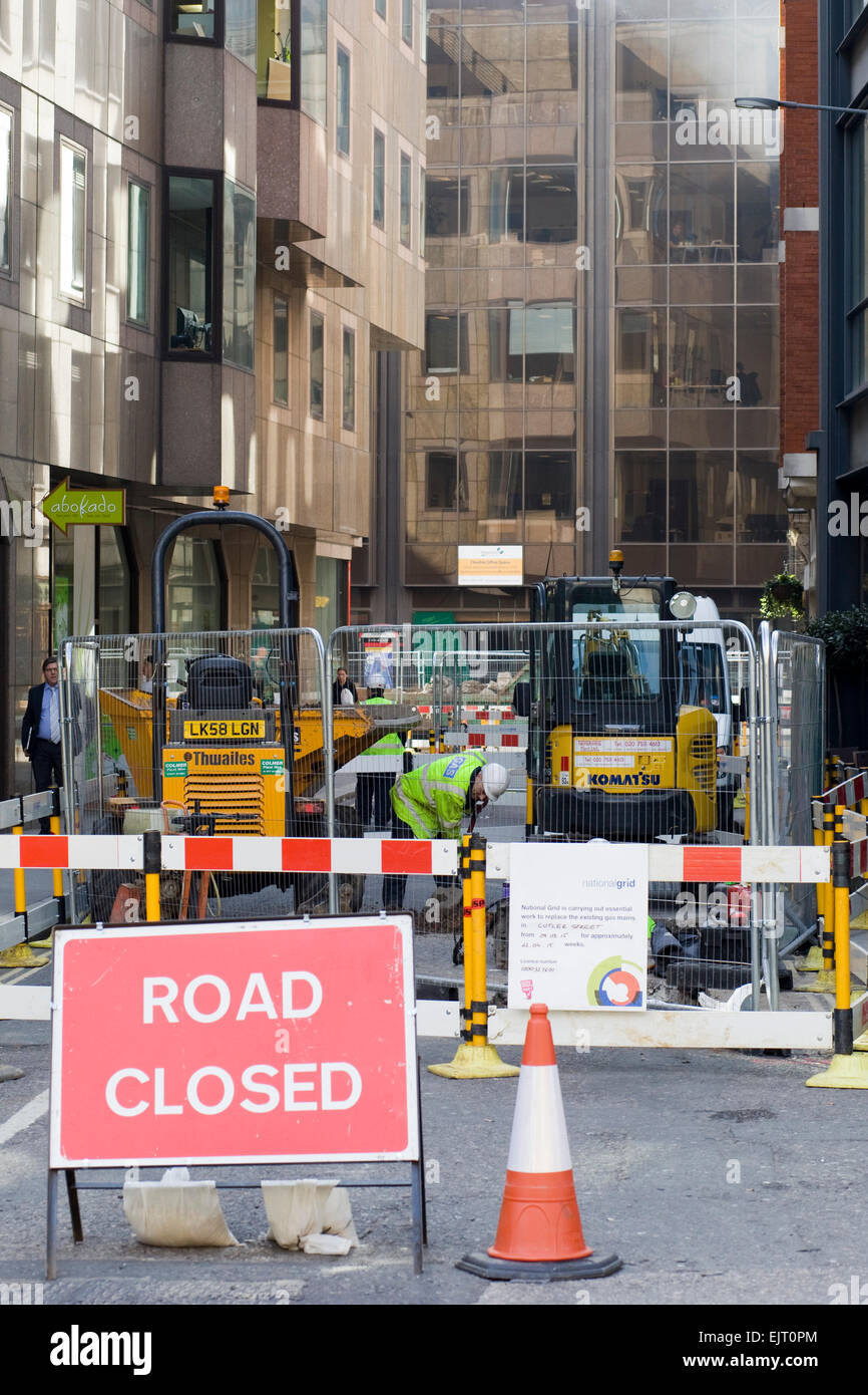 Cônes de circulation et road closed sign in London England Banque D'Images