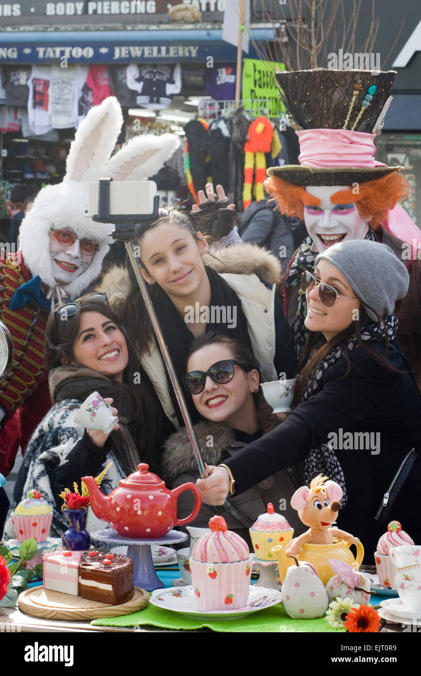 Mad Hatters selfies lors de la partie de thé à Londres Banque D'Images