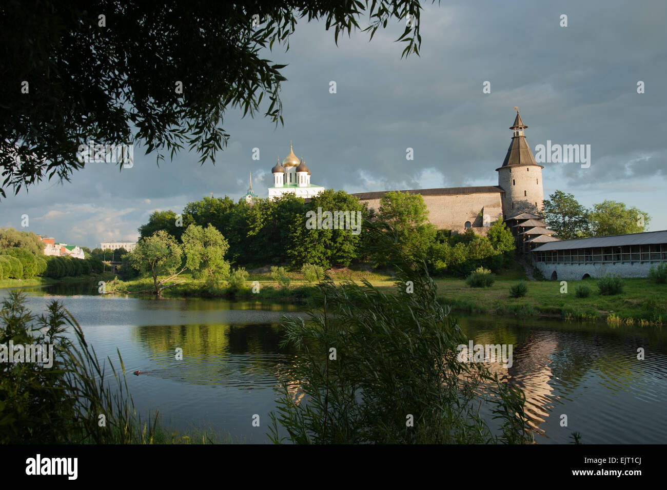 Le Kremlin de Pskov, l'ancienne rivière Velikaya, Russie Banque D'Images