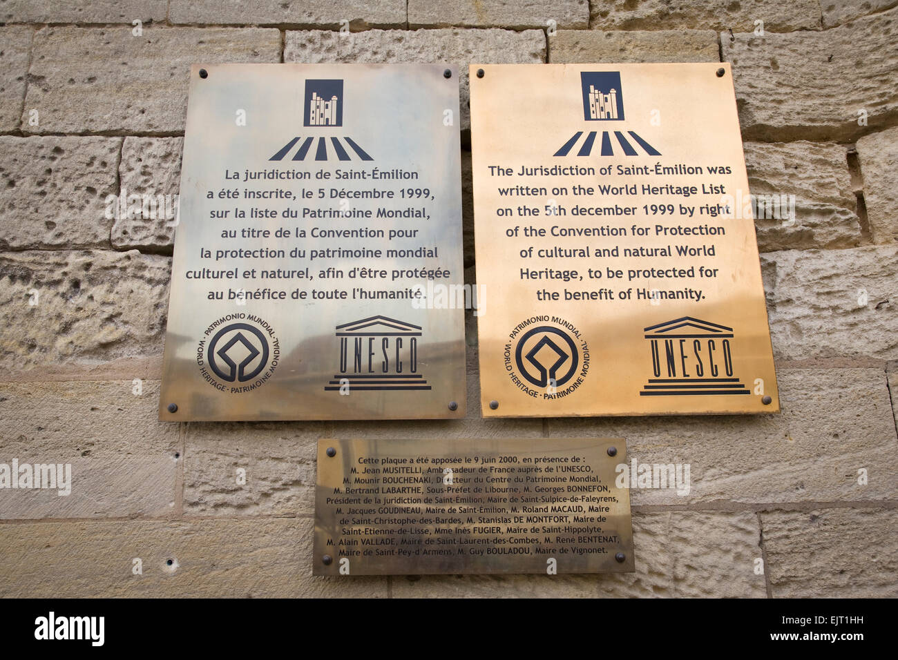 Metal wall plaques commémoratives décrivant le statut de patrimoine mondial de l'UNESCO de Saint Emilion, France. Banque D'Images