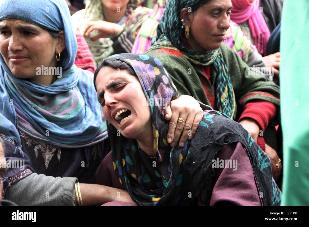 Srinagar, au Cachemire. 31 mars, 2015. Les femmes cachemiries pleurer près du site de glissement en pied à Chadoora de la région du Cachemire indien le 31 mars 2015. Seize personnes sont mortes dont un bébé de la semaine après un glissement de terrain provoqué par de fortes pluies ont enseveli plusieurs maisons.( Crédit : NISARGMEDIA/Alamy Live News Banque D'Images