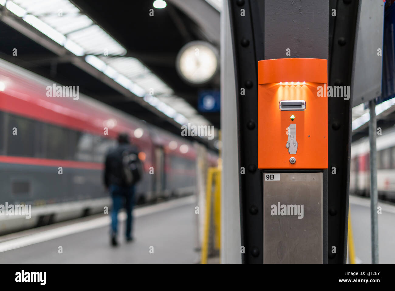 Validateur de billets machine pour acheter des billets de train sur une  plate-forme de la gare centrale de Zurich, Suisse Photo Stock - Alamy