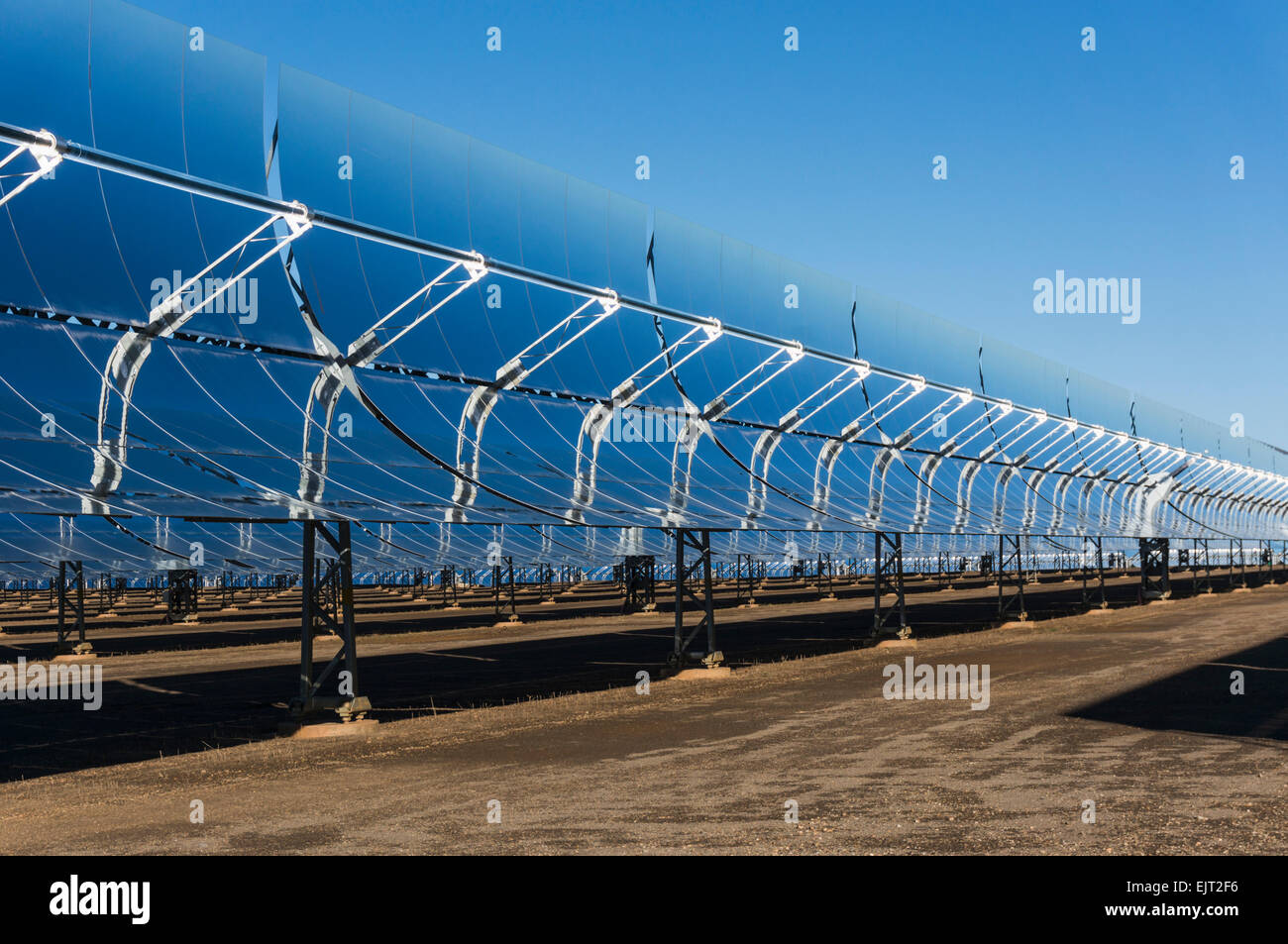 Dépression parabolique énergie solaire panneaux au solaire d'andasol près de la Calahorra, province de Grenade, Espagne. Banque D'Images