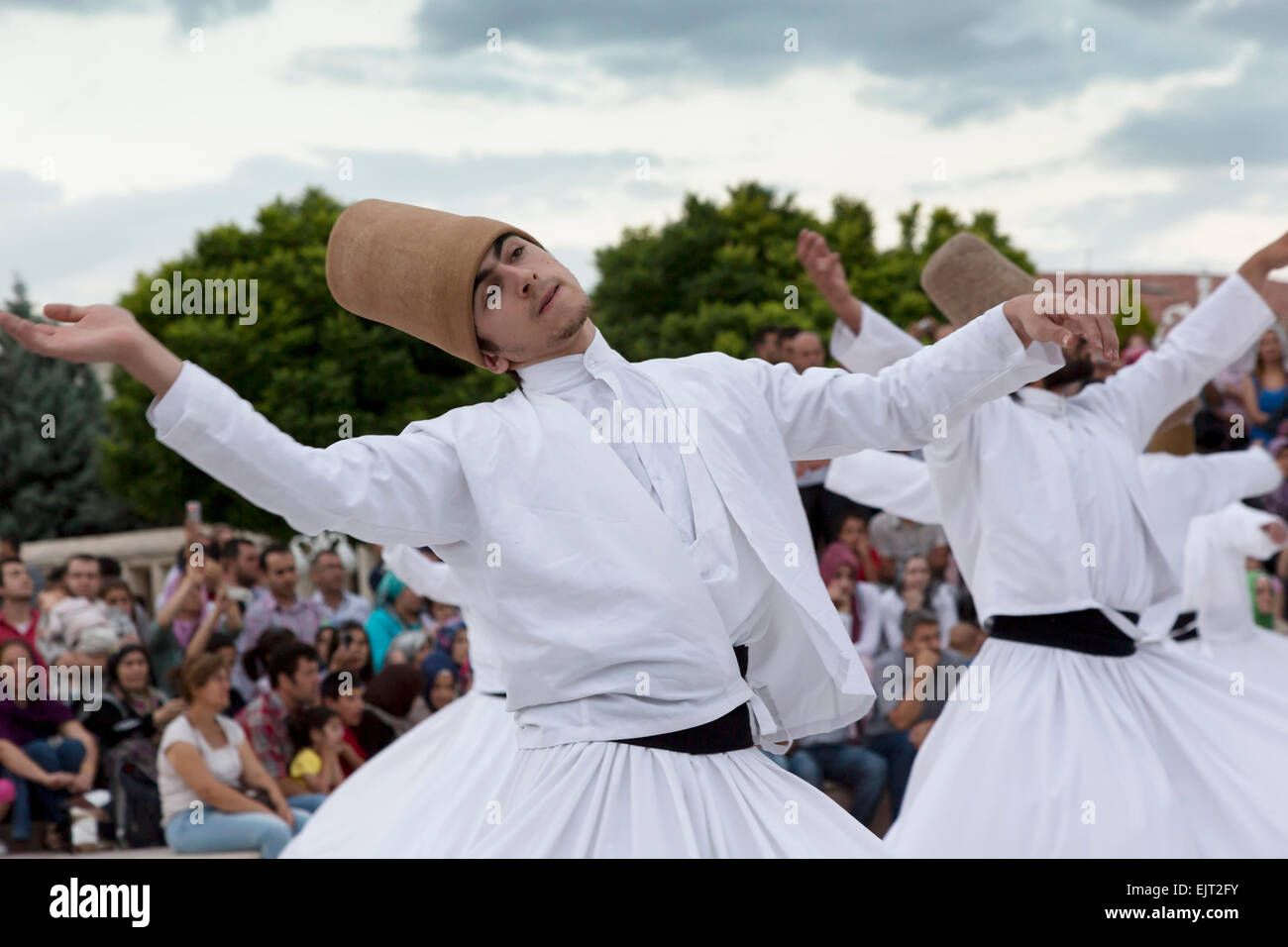 Konya, province de Konya, Turquie. Derviches tourbillonnants. L'UNESCO a proclamé la "cérémonie de Mevlevi Sema" de Turquie (vue ici) parmi les chefs-d'œuvre de Banque D'Images