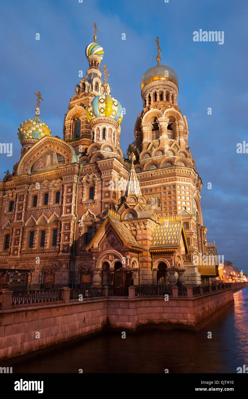 Célèbre église sur le sang à Saint-Pétersbourg au cours de nuits blanches, Russie Banque D'Images