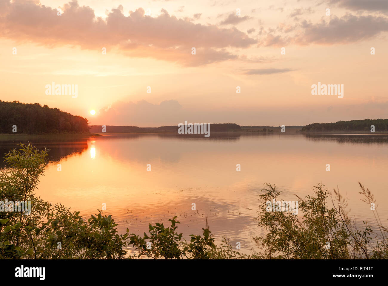 Tôt le matin sur le lac près de Zhytomyr, Ukraine Banque D'Images
