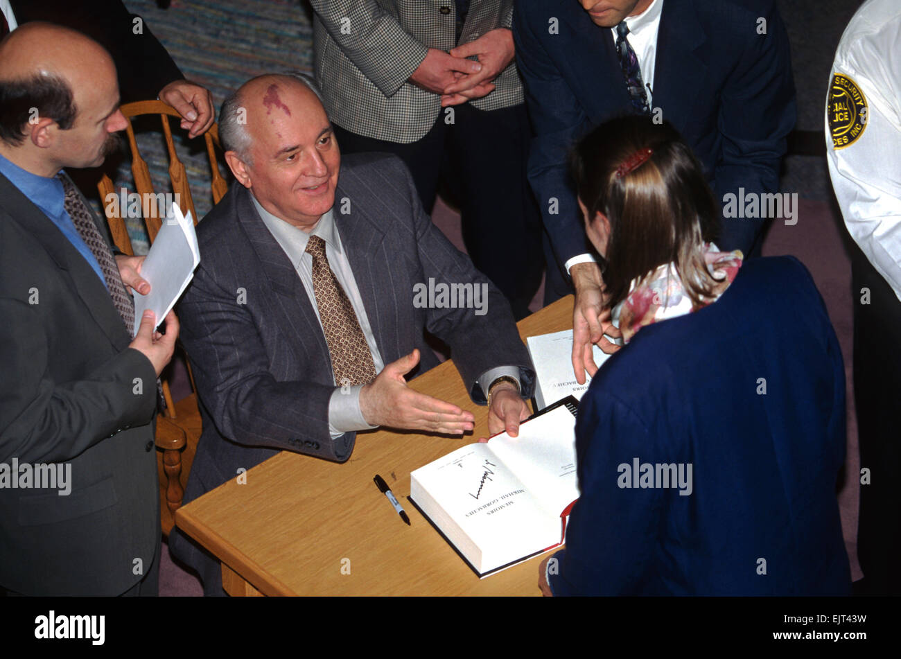 L'ancien président soviétique Mikhaïl Gorbatchev, avec sa tache caractéristique de Porto-vin sur la tête, sourit alors qu'il signe des copies de sa nouvelle autobiographie « Memoir » at Borders Books & Music, 25 octobre 1996 à Washington, D.C. Banque D'Images