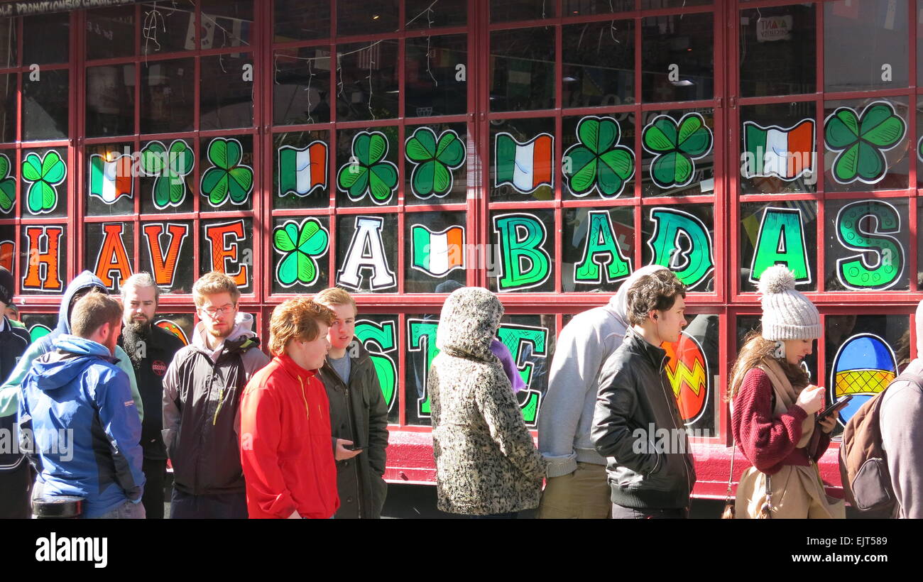 Dublin, Irlande. Mar 31, 2015. Image des personnes en attente de Dublin Temple Bar pour prendre part à l'extras ouvrir casting pour la nouvelle saison de la série tv de Vikings. Le casting a lieu à Filmbase, Temple Bar. Credit : Brendan Donnelly/Alamy Live News Banque D'Images