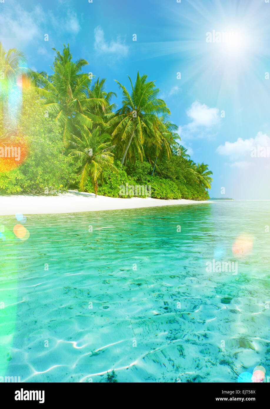 Plage de l'île tropicale avec un ciel parfait. Retro style tonique photo avec pénétration de la lumière et reflets de l'objectif Banque D'Images