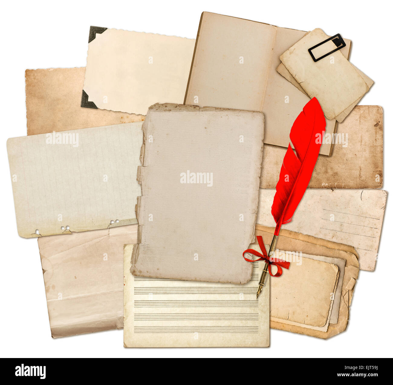 Des feuilles de papier avec un stylo à plume rouge isolé sur fond blanc. Les textures utilisées et le carton Banque D'Images