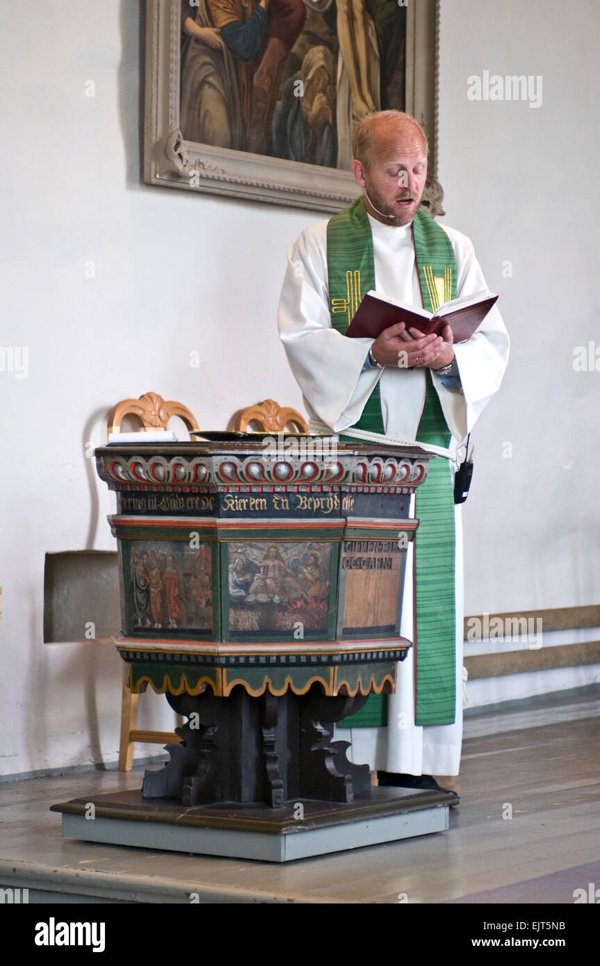 Un prêtre dans une église rurale en Norvège Banque D'Images