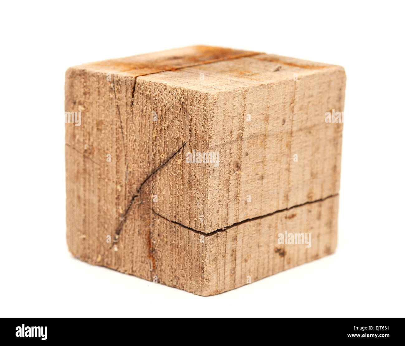 Sale et fissuré, cube de bois de grève, isolated on white Banque D'Images
