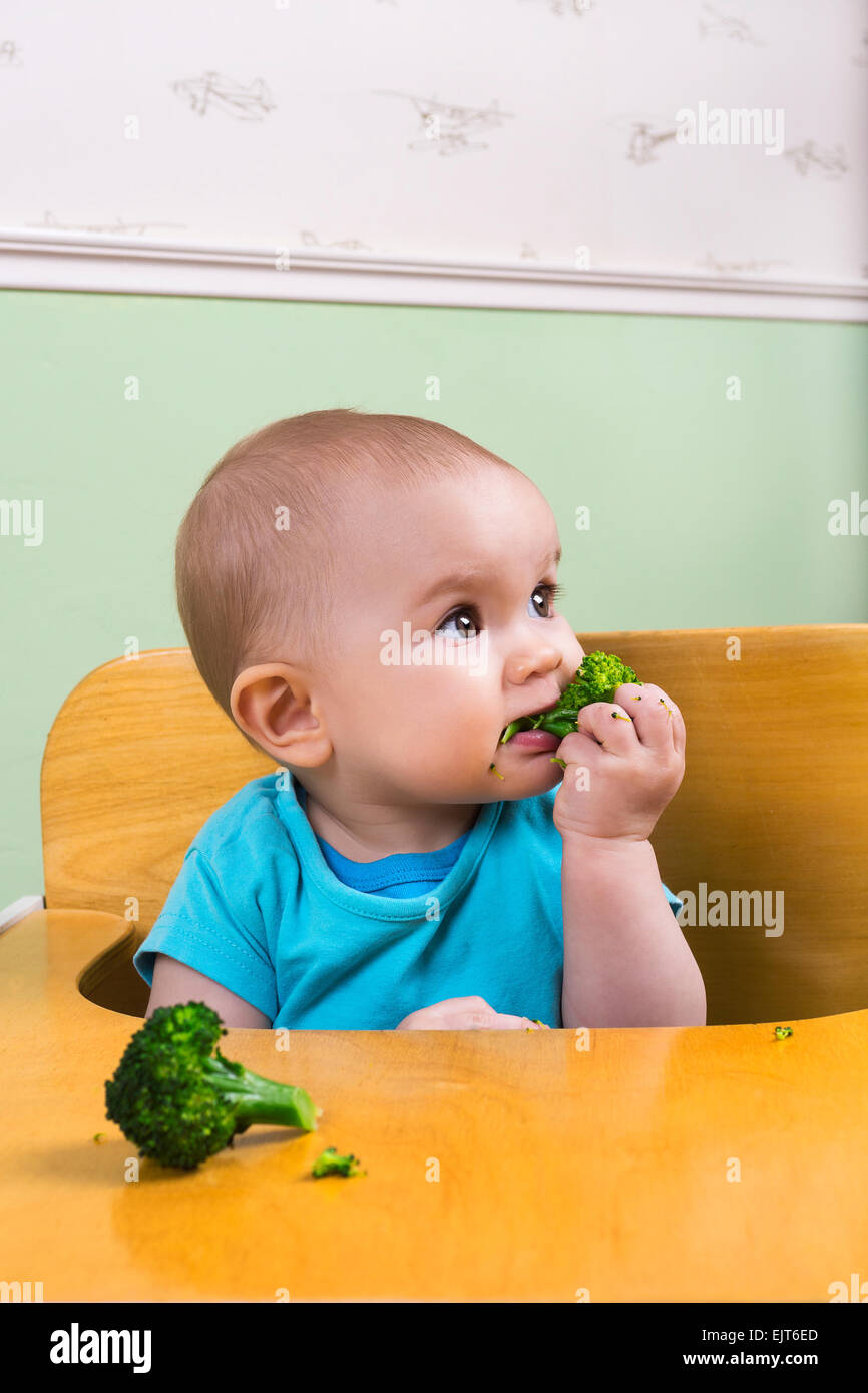 Beau Bébé de manger le brocoli Banque D'Images