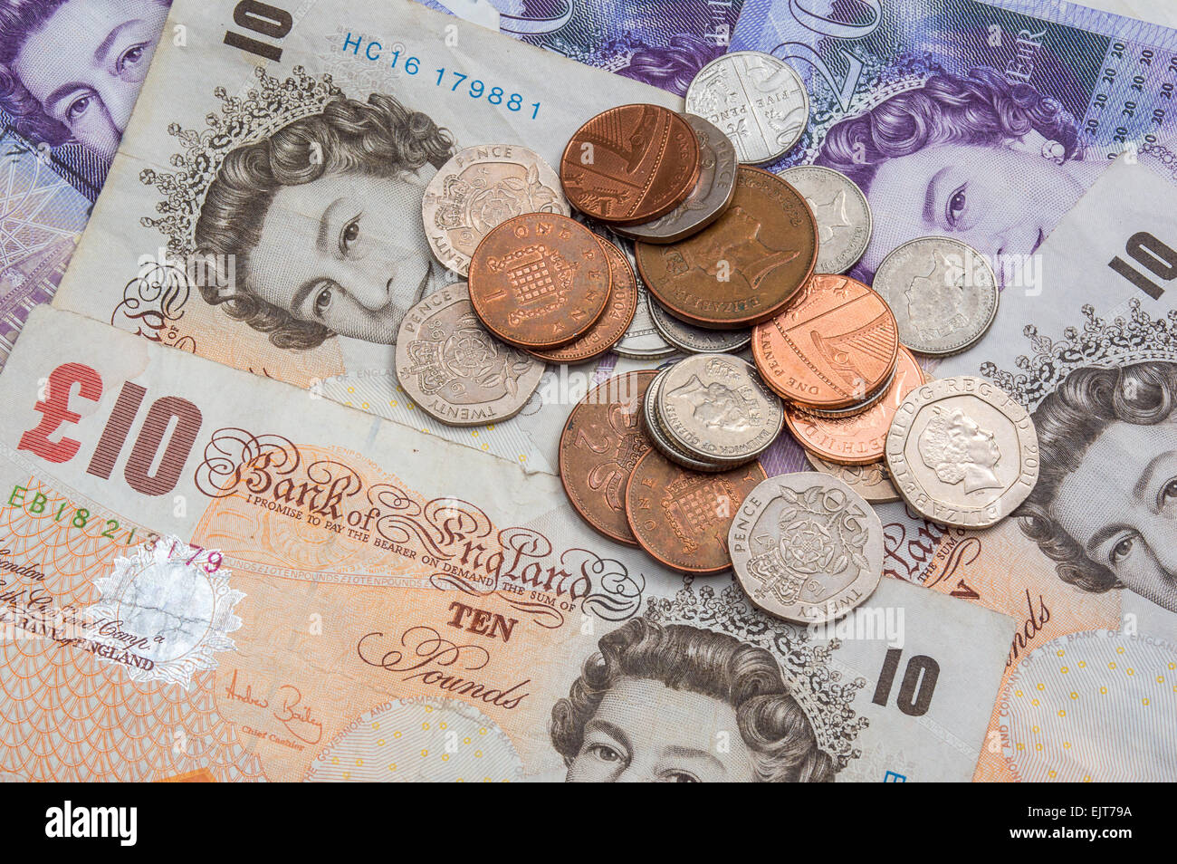 Les billets et pièces en monnaie britannique Banque D'Images