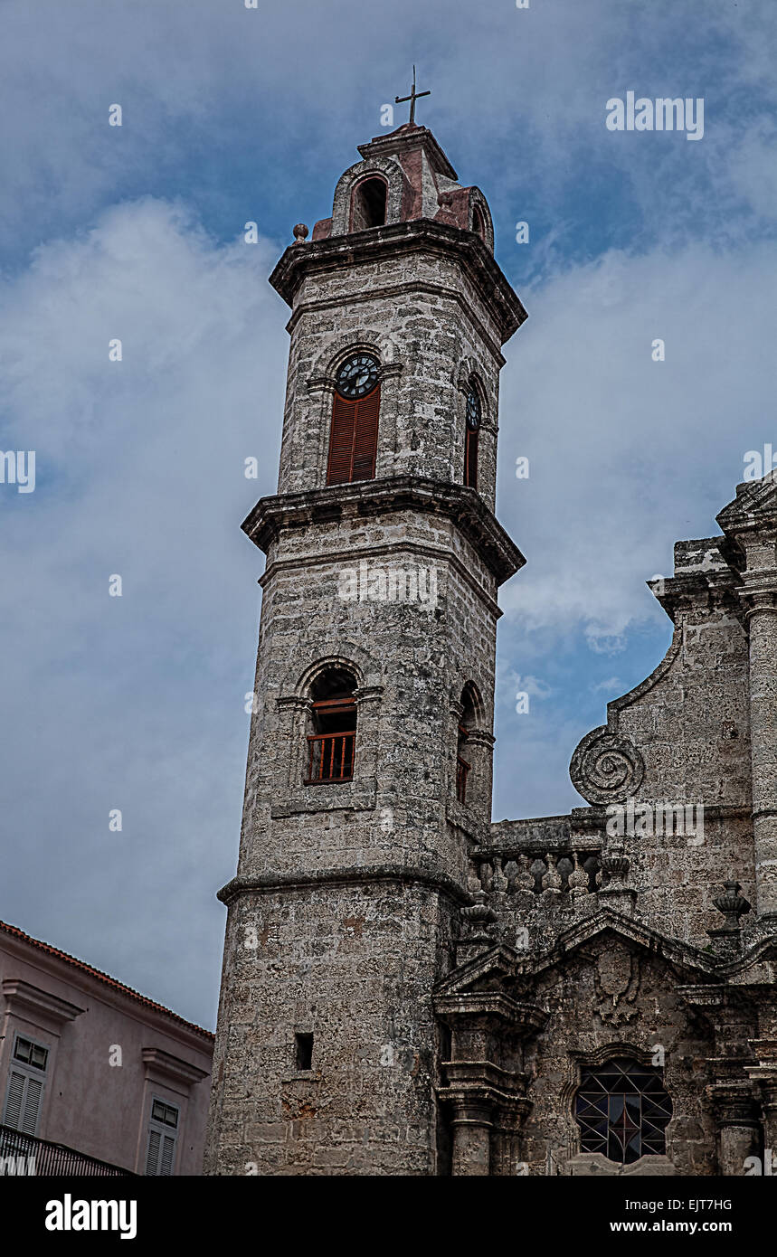 L'un des tours d'horloge et une partie de la cathédrale Saint Christophe dans la vieille Havane à Cuba Banque D'Images