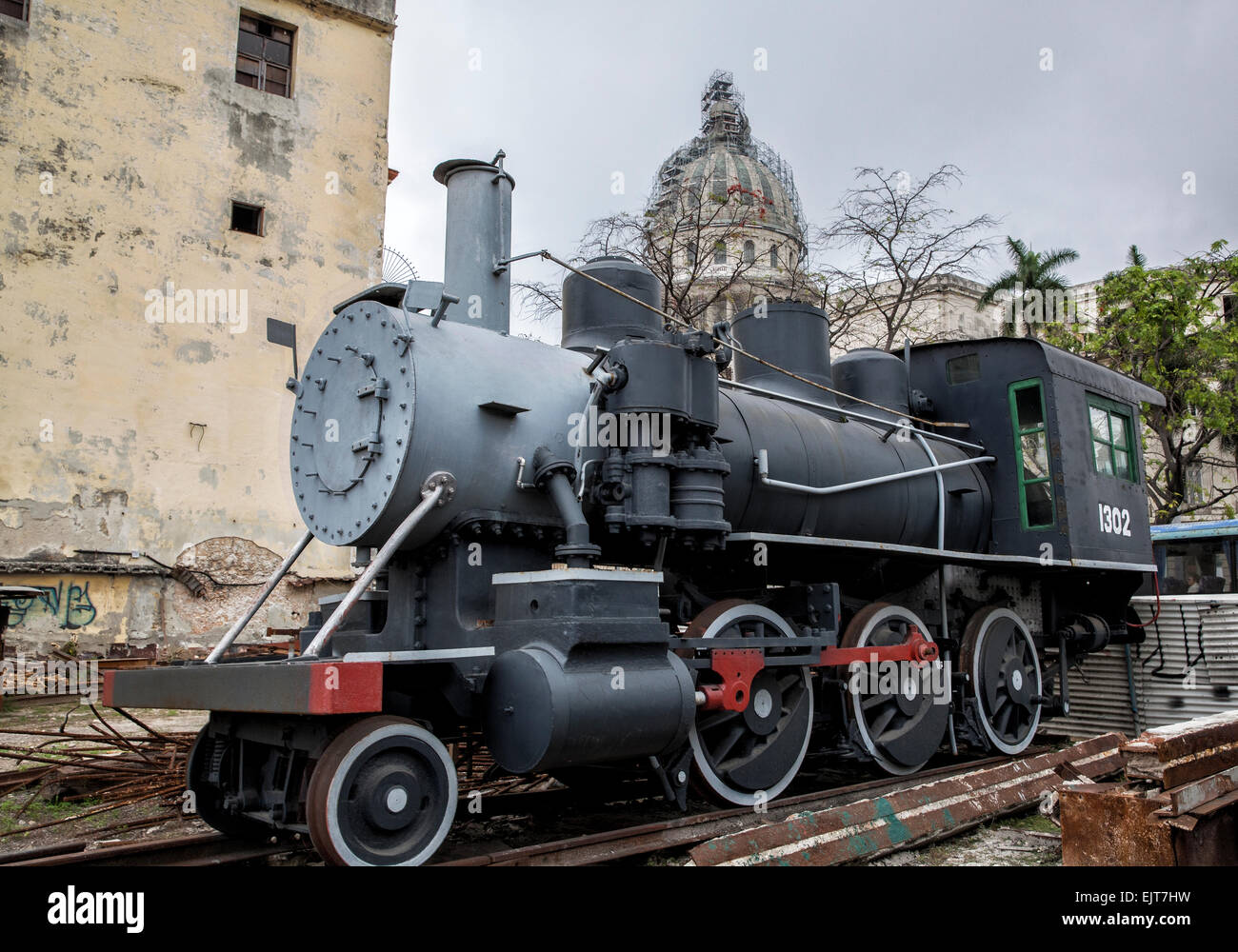 Vieux train à vapeur américain en cours de restauration en face de l'édifice du parlement Capitolio dans la vieille Havane à Cuba. Banque D'Images