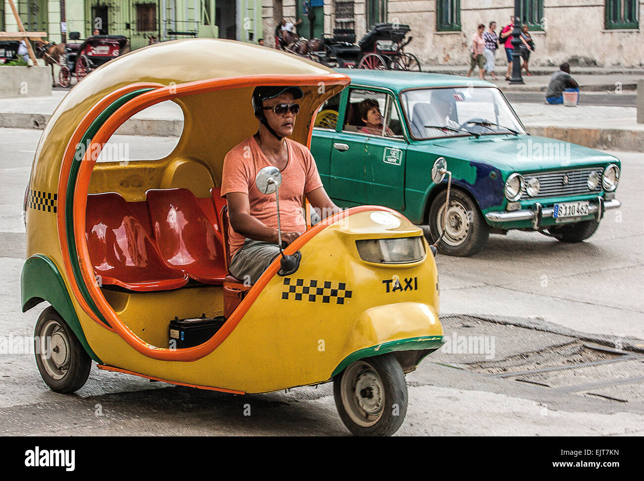Vélo à trois roues jaune utilisé comme un taxi à La Havane à Cuba Banque D'Images