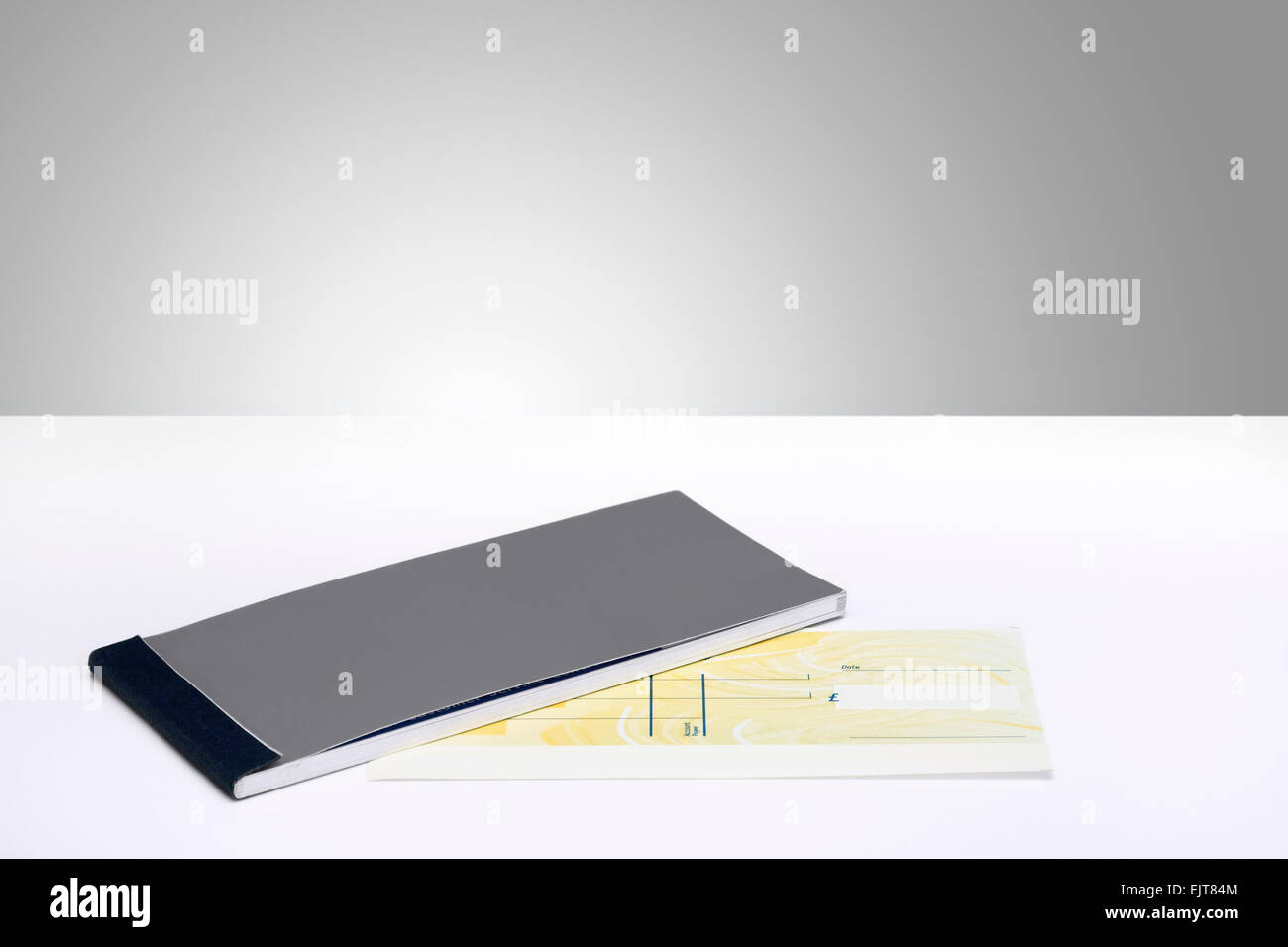 Chèque en blanc et carnet de chèques Banque D'Images