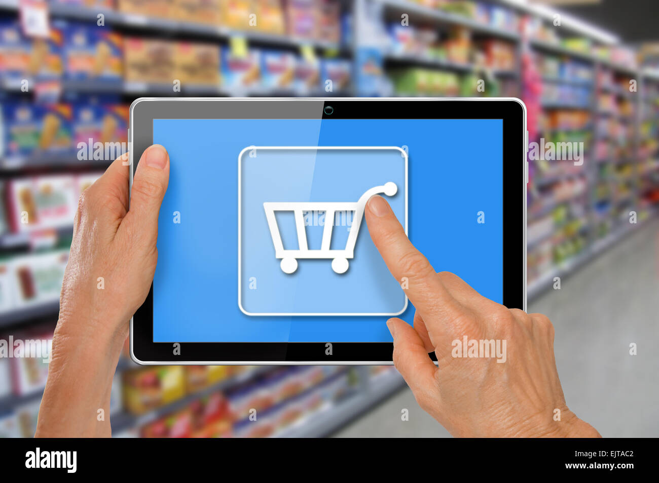 Supermarché en ligne Shopping mains avec tablette de l'ordinateur en touchant l'icône Panier en face de supermarché épicerie Banque D'Images