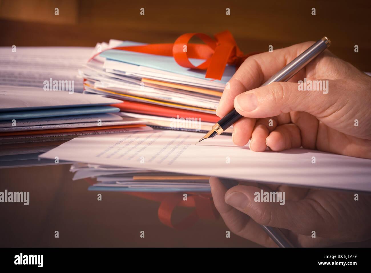 Vintage style rétro ou la main avec stylo à écrire des lettres d'une réflexion Banque D'Images