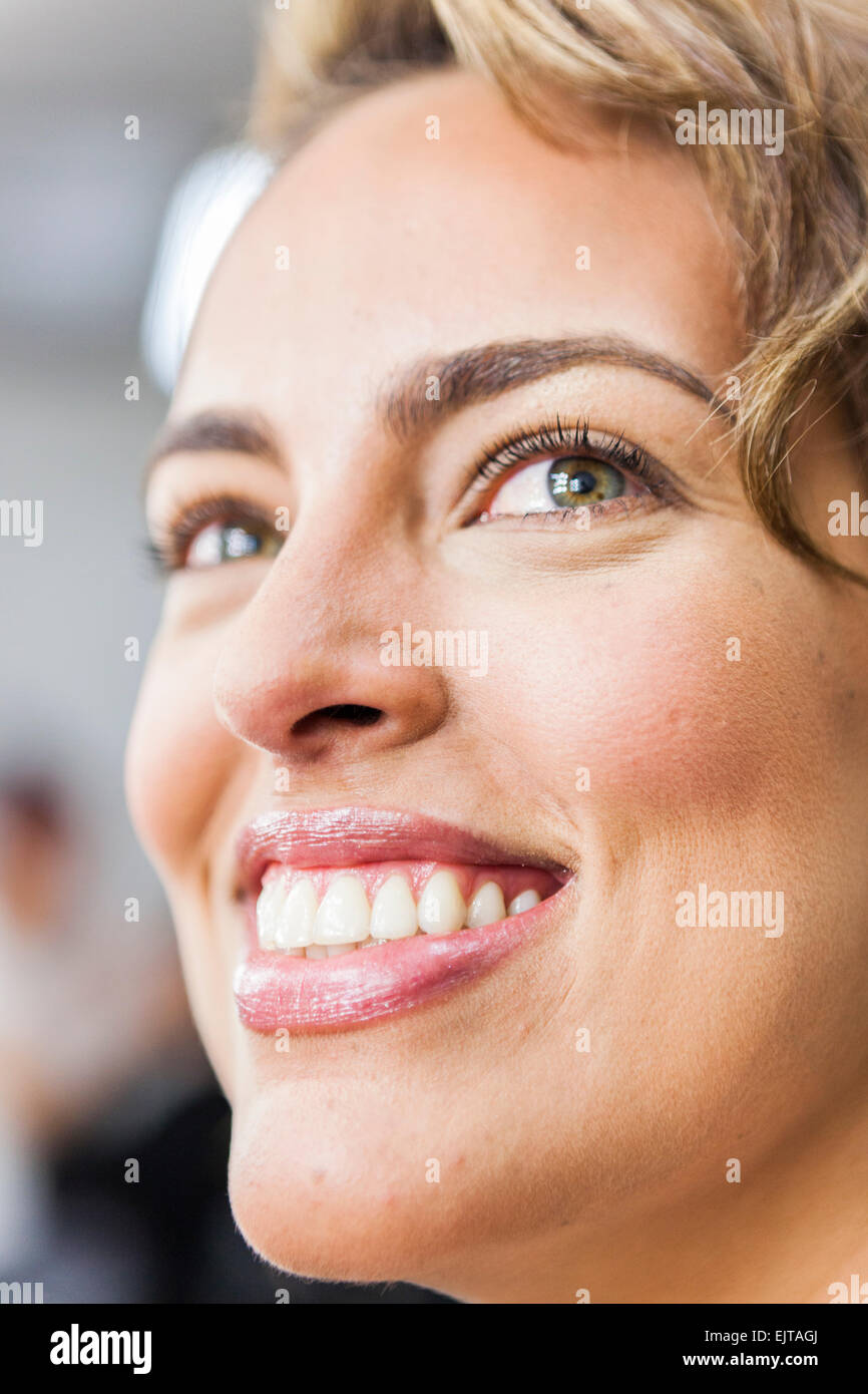 BOGOTA',D.C. - 10 novembre : Sara Corrales sur l'émission de télévision Yo avec Jose Gabriel à Bogota, D.C., Colombie le 10 novembre 2009. Banque D'Images