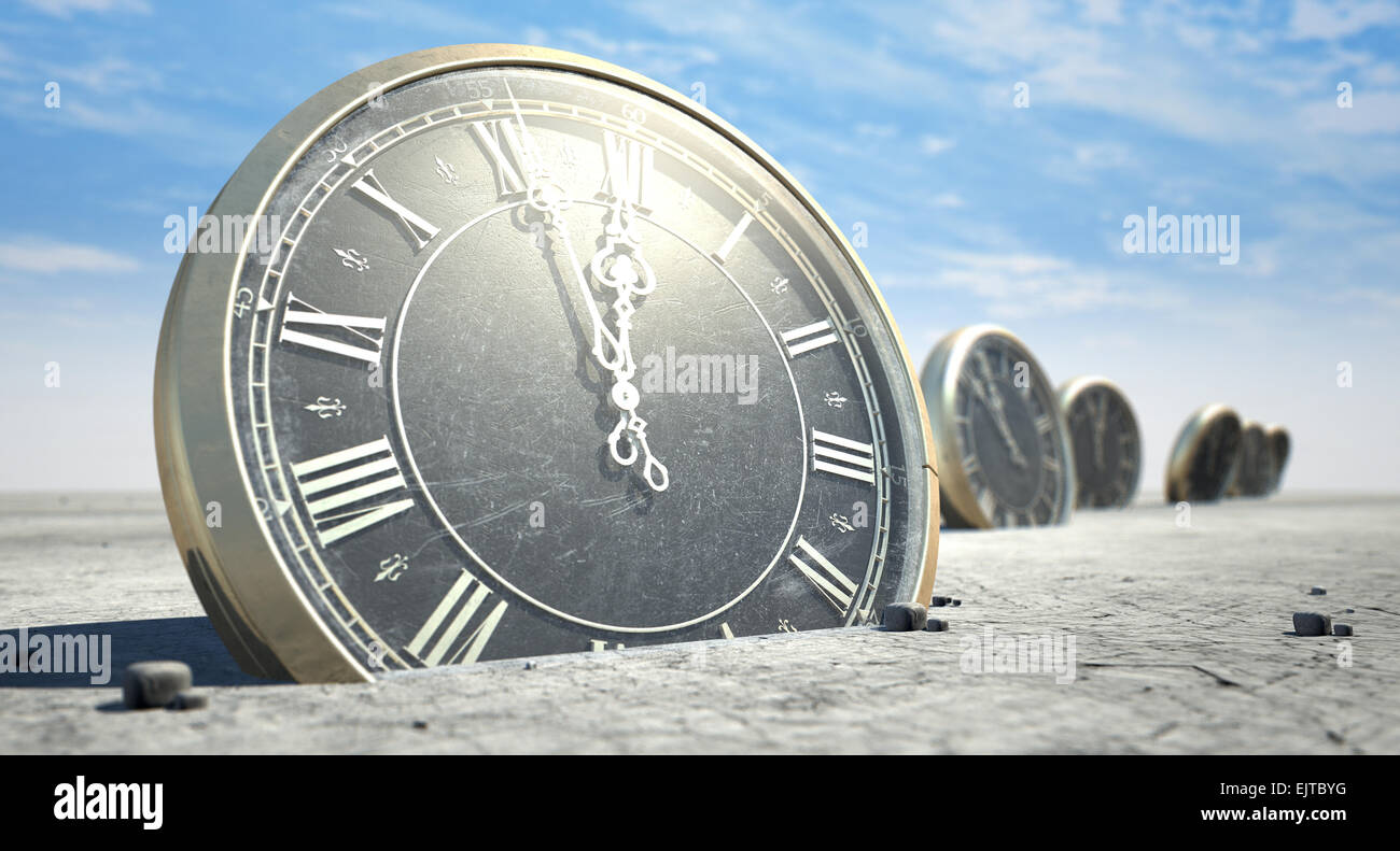 Un tableau de la moitié enterré antique clocks dispersés à travers un paysage de désert de sable sous un ciel bleu Banque D'Images