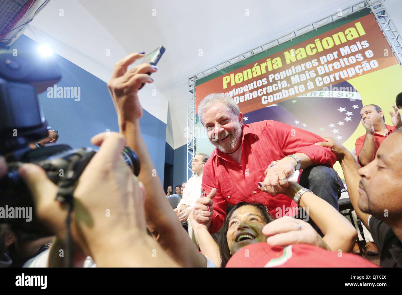 Sao Paulo, Brésil. Mar 31, 2015. L'ancien Président du Brésil Luiz Inacio Lula da Silva (C) interagit avec les participants au cours d'une réunion avec les syndicats et mouvements sociaux brésiliens pro-gouvernement, dans la ville de Sao Paulo, Brésil, le 31 mars 2015. Credit : Rahel Patrasso/Xinhua/Alamy Live News Banque D'Images