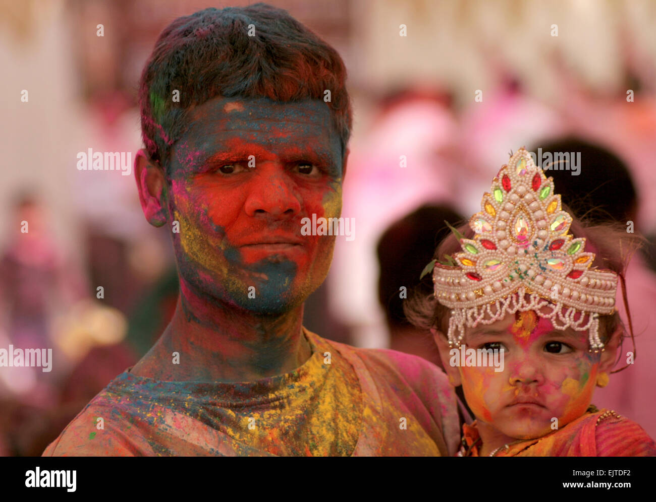 Indian Hindu célébrer Holi, festival des couleurs,festival annuel sur Mars 6,2015 à Hyderabad, Inde.fête populaire pour les Hindous. Banque D'Images