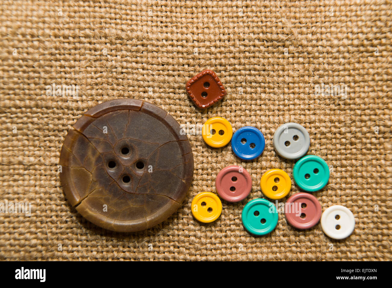 Beaucoup d'anciens boutons épars sur le vieux tissu Banque D'Images