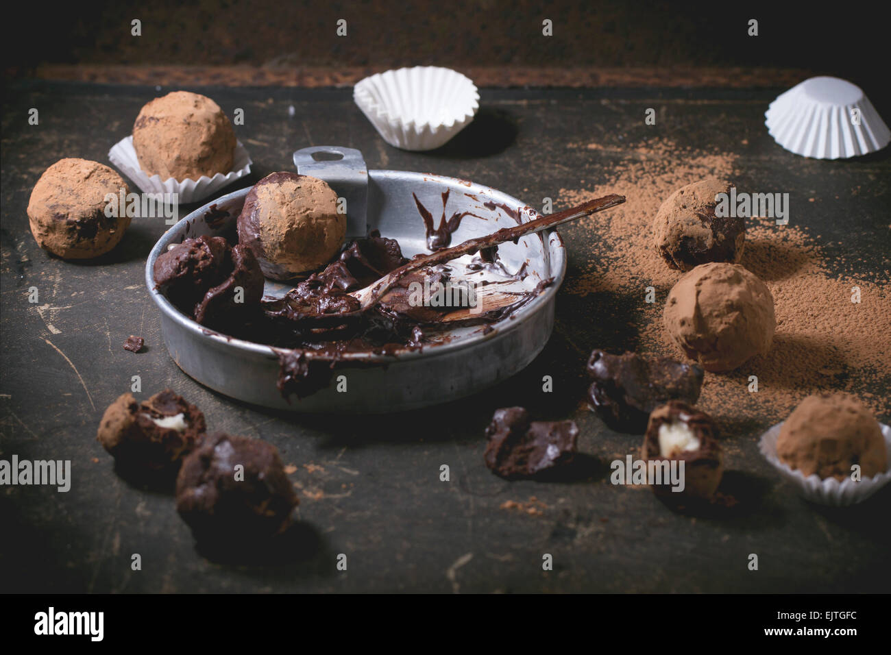 Plaque en aluminium avec le mélange de chocolat pour faire des truffes au chocolat et les truffes au chocolat maison sombre sur table. Banque D'Images