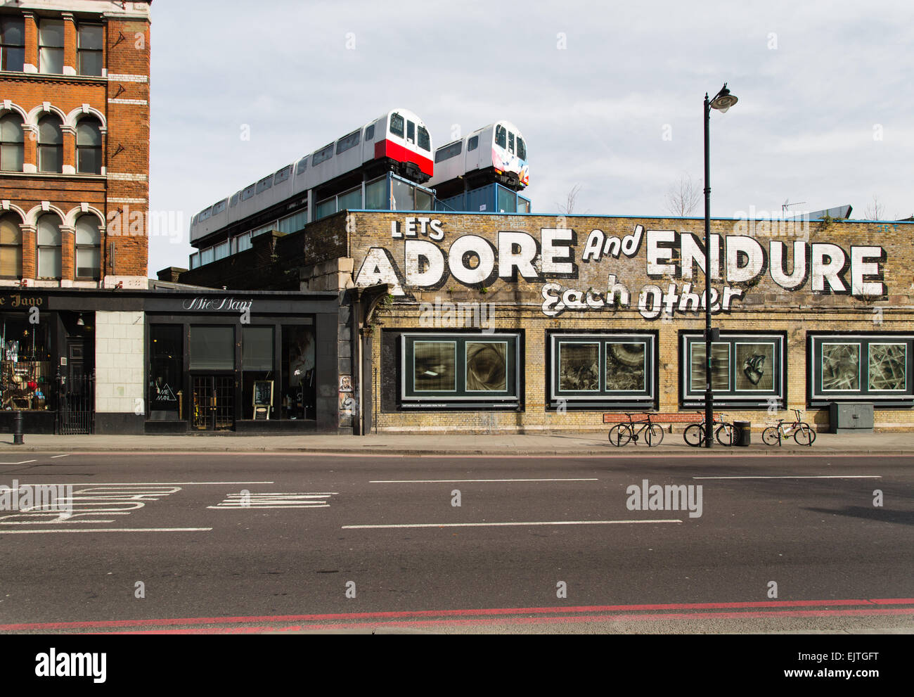 L'ancienne conduite voitures recyclées sur un toit à Londres Banque D'Images