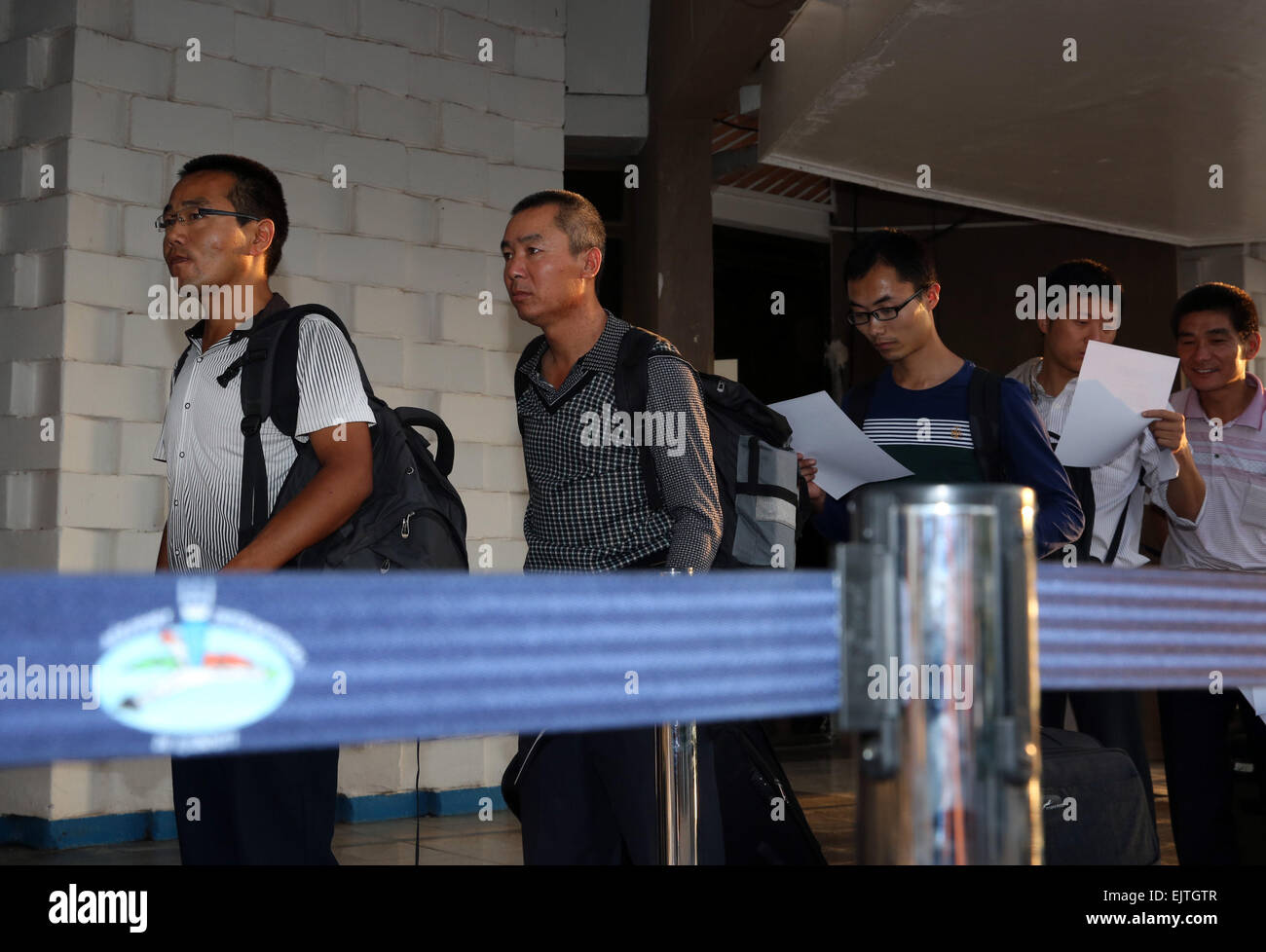 Djibouti. Mar 31, 2015. Les sinistrés chinois attendre pour effectuer l'enregistrement dans un aéroport de Djibouti, le 31 mars 2015. Un total de 59 Chinois évacués de gauche en proie au conflit au Yémen Djibouti le mardi pour retourner à la Chine. Credit : Pan Siwei/Xinhua/Alamy Live News Banque D'Images