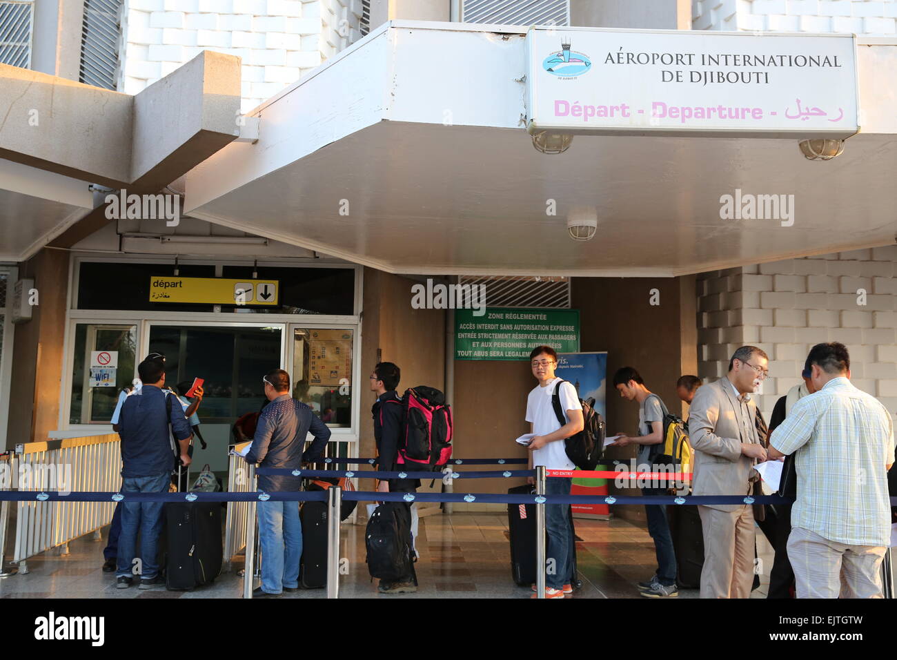 Djibouti. Mar 31, 2015. Les sinistrés chinois attendre pour effectuer l'enregistrement dans un aéroport de Djibouti, le 31 mars 2015. Un total de 59 Chinois évacués de gauche en proie au conflit au Yémen Djibouti le mardi pour retourner à la Chine. Credit : Pan Siwei/Xinhua/Alamy Live News Banque D'Images