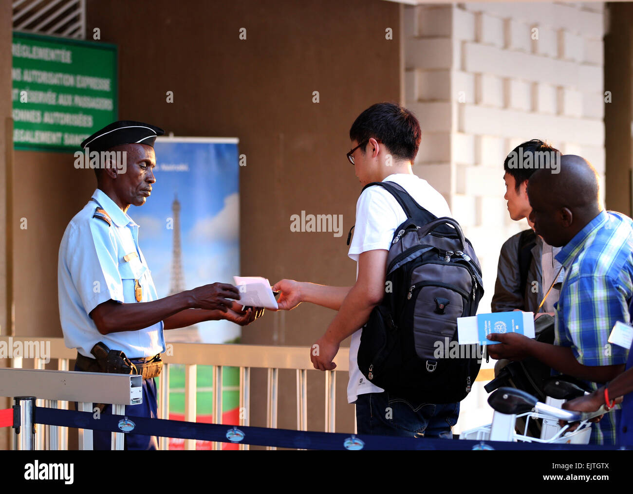 Djibouti. Mar 31, 2015. Un membre du personnel de l'aéroport vérifie le passeport d'une personne évacuée chinois à Djibouti, le 31 mars 2015. Un total de 59 Chinois évacués de gauche en proie au conflit au Yémen Djibouti le mardi pour retourner à la Chine. Credit : Pan Siwei/Xinhua/Alamy Live News Banque D'Images