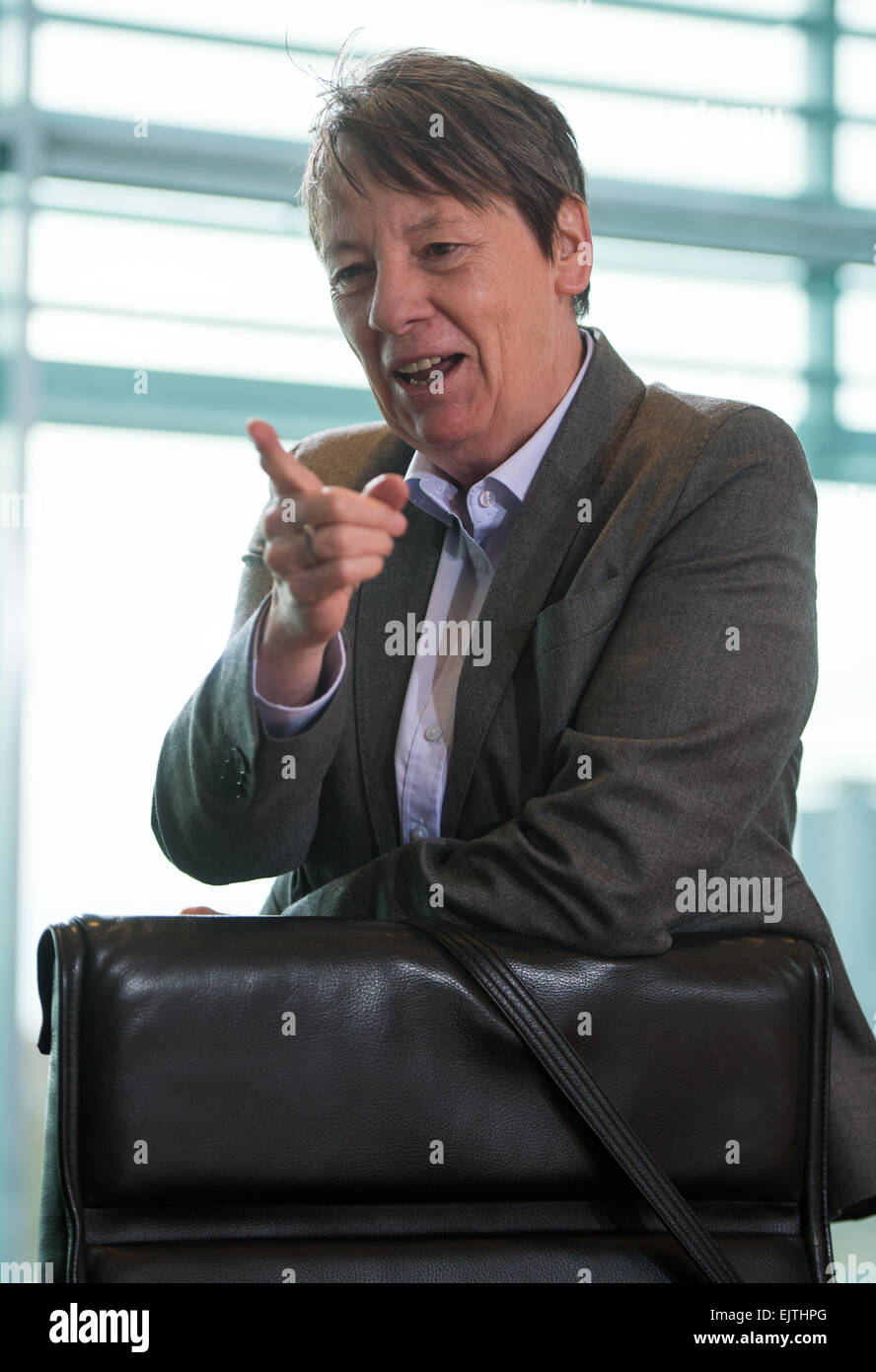 Berlin, Allemagne. 06Th avr, 2015. Le ministre allemand de l'environnement Barbara Hendricks avant le début de la réunion du cabinet fédéral de la chancellerie à Berlin, Allemagne, 01 avril 2015. Lors de la réunion du cabinet, les membres du gouvernement fédéral sont sur la loi sur la technologie de fracturation. Photo : Bernd VON JUTRCZENKA/dpa/Alamy Live News Banque D'Images