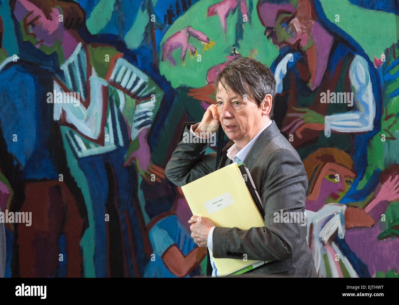 Berlin, Allemagne. 06Th avr, 2015. Le ministre allemand de l'environnement Barbara Hendricks arrive à la réunion du cabinet fédéral de la chancellerie à Berlin, Allemagne, 01 avril 2015. Lors de la réunion du cabinet, les membres du gouvernement fédéral sont sur la loi sur la technologie de fracturation. Photo : Bernd VON JUTRCZENKA/dpa/Alamy Live News Banque D'Images