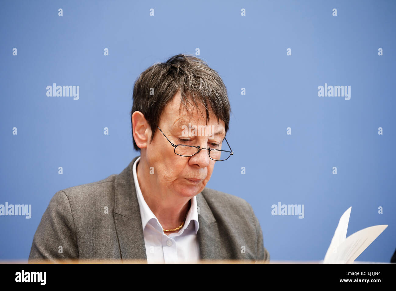 Berlin, Allemagne. 06Th avr, 2015. Barbara Hendricks (SPD), Ministre de l'environnement et la construction, sur la présentation du projet de loi sur le sujet de la fracturation hydraulique- à la maison de la conférence de presse le 01 avril 2015 à Berlin, Allemagne. / Photo : Barbara Hendricks (SPD), Ministre de l'environnement et la construction. Credit : Reynaldo Chaib Paganelli/Alamy Live News Banque D'Images