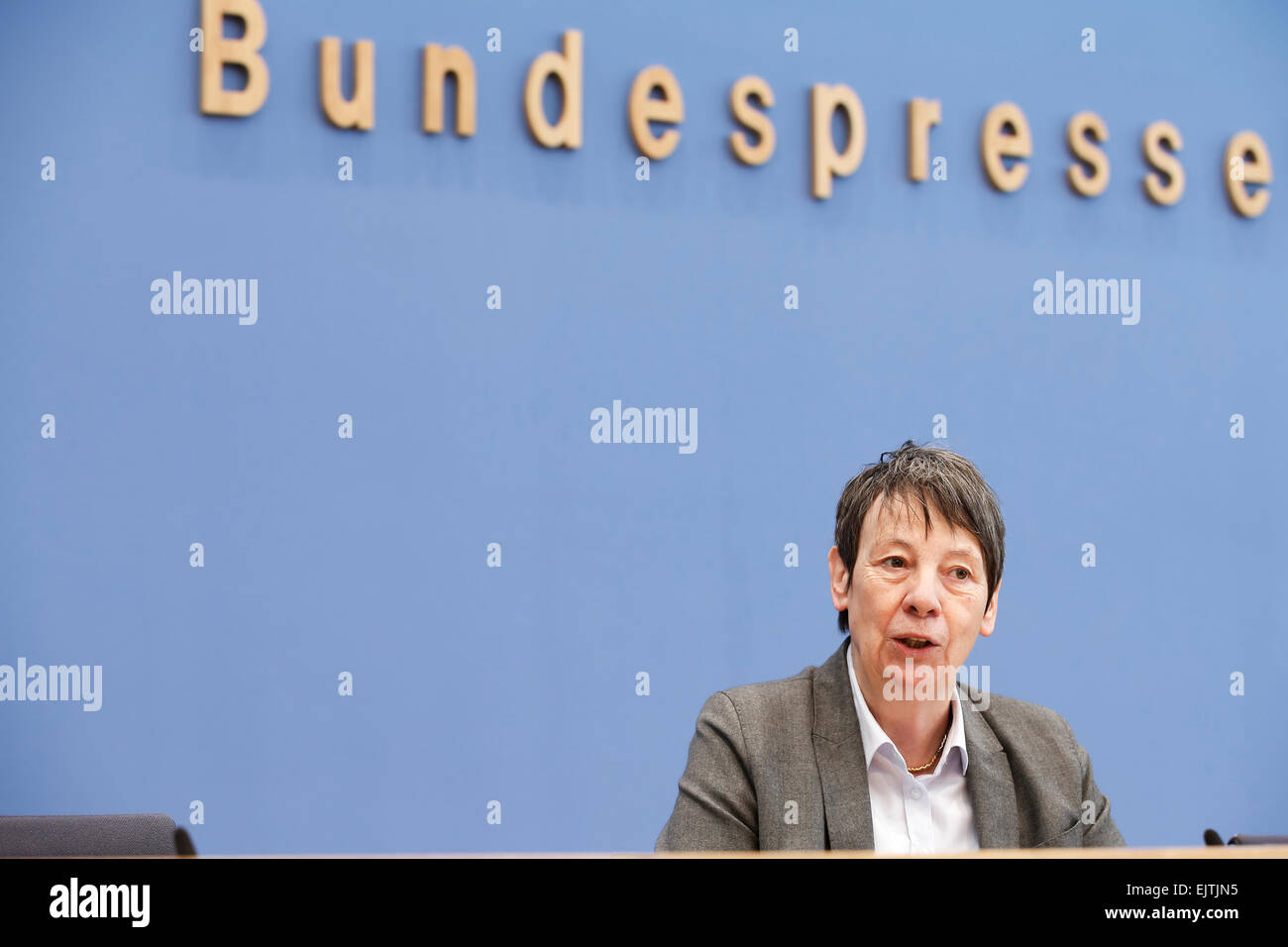 Berlin, Allemagne. 06Th avr, 2015. Barbara Hendricks (SPD), Ministre de l'environnement et la construction, sur la présentation du projet de loi sur le sujet de la fracturation hydraulique- à la maison de la conférence de presse le 01 avril 2015 à Berlin, Allemagne. / Photo : Barbara Hendricks (SPD), Ministre de l'environnement et la construction. Credit : Reynaldo Chaib Paganelli/Alamy Live News Banque D'Images