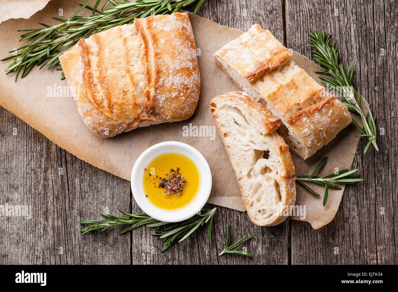 Ciabatta pain tranché et l'huile d'olive extra vierge sur fond de bois