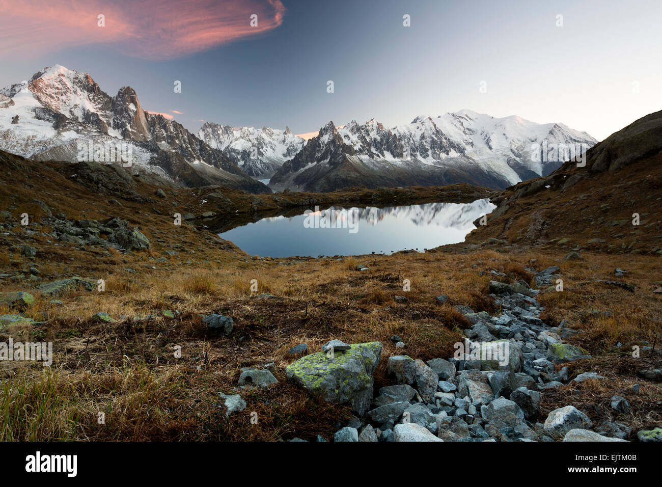 Lumière du soir au Lac de Chésserys avec montagnes derrière de Chamonix, Alpes, France Banque D'Images