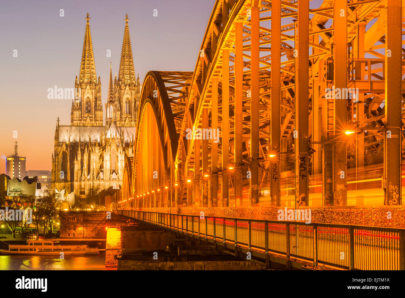 Rhin, la cathédrale de Cologne, Pont Hohenzollern, Cologne, Rhénanie du Nord-Westphalie, Allemagne Banque D'Images