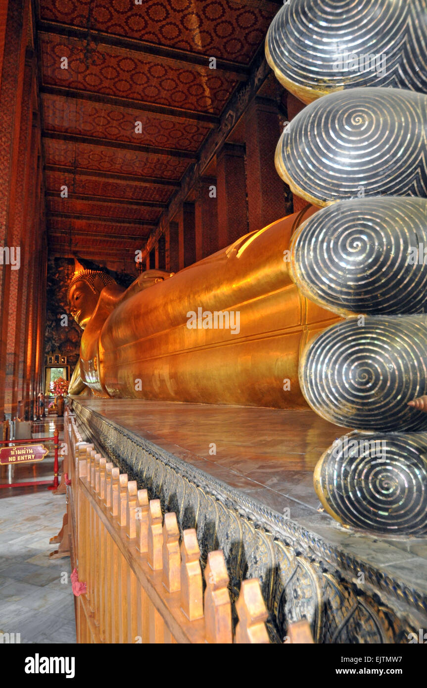 Bouddha couché est à Wat Pho à Bangkok, Thaïlande. La statue est de 46  mètres (150 pieds) de long, recouverts de feuilles d'or Photo Stock - Alamy