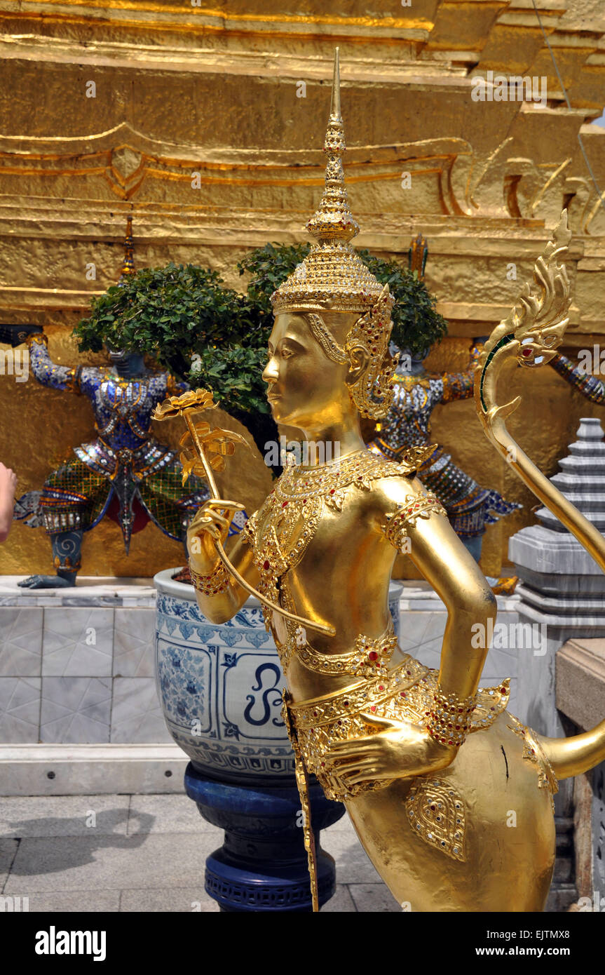 Un Apsonsi mi-femme mi-lion mythique créature l'un des beaux chiffres dorés, la terrasse supérieure du Wat Phra Kaeo Grand Banque D'Images