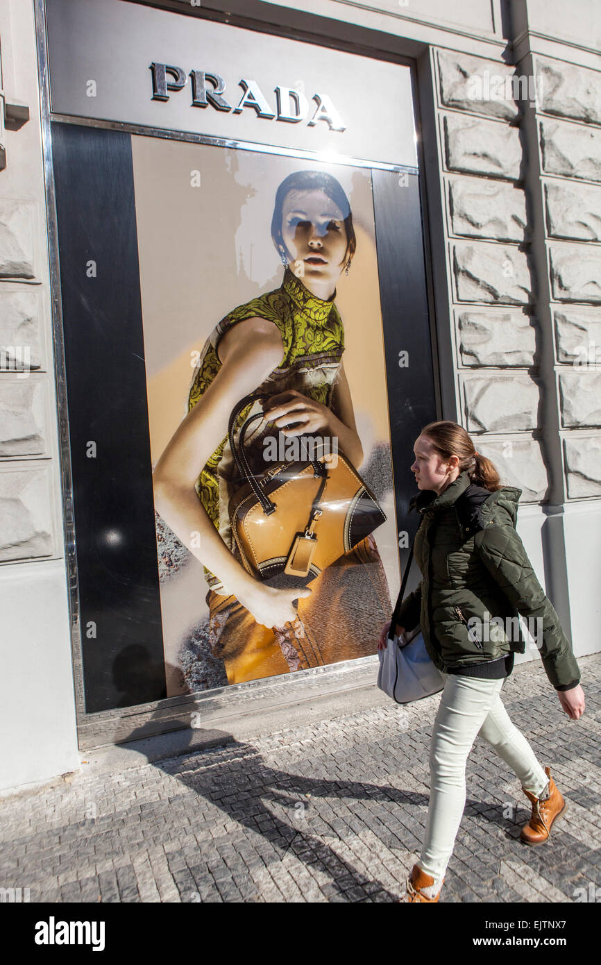 Prada, magasin de mode dans la rue Parizska, vieille ville commerçante de Prague, République Tchèque Banque D'Images