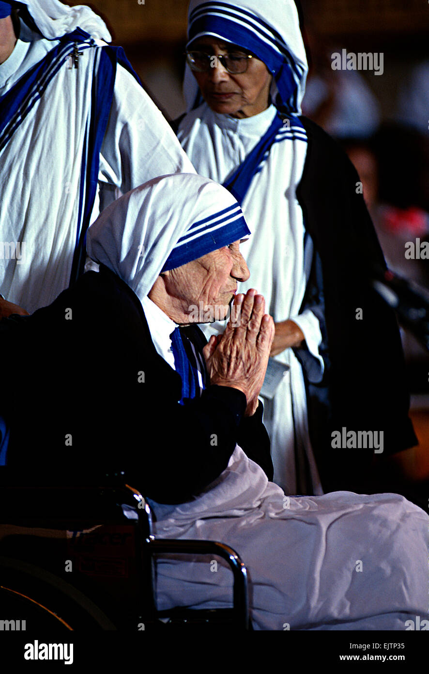 Mère Teresa, fondateur des missions de l'ordre de bienfaisance reçoit détient ses mains pour le saluer après avoir reçu la médaille d'honneur du Congrès au cours d'une cérémonie dans la capitale américaine le 6 mai 1997 à Washington, DC. Banque D'Images